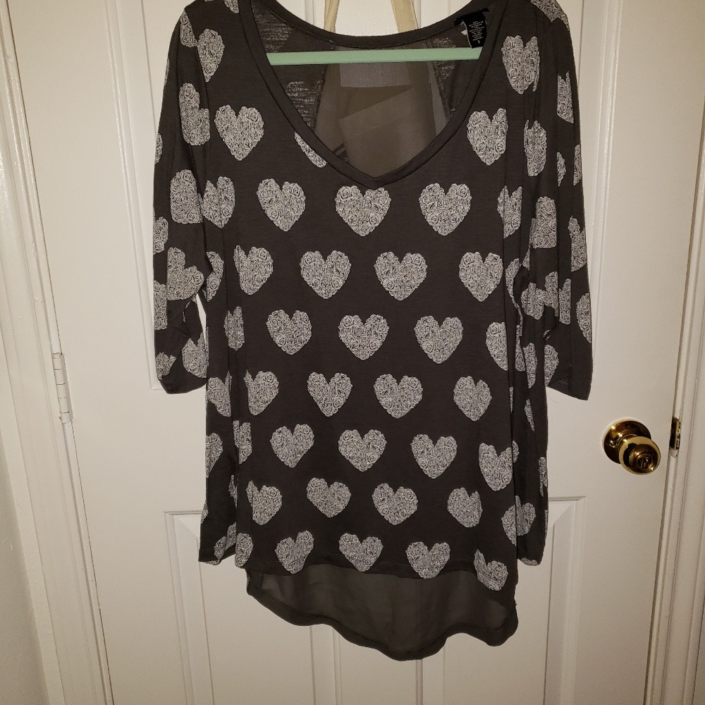 High-lo gray top with heart design
